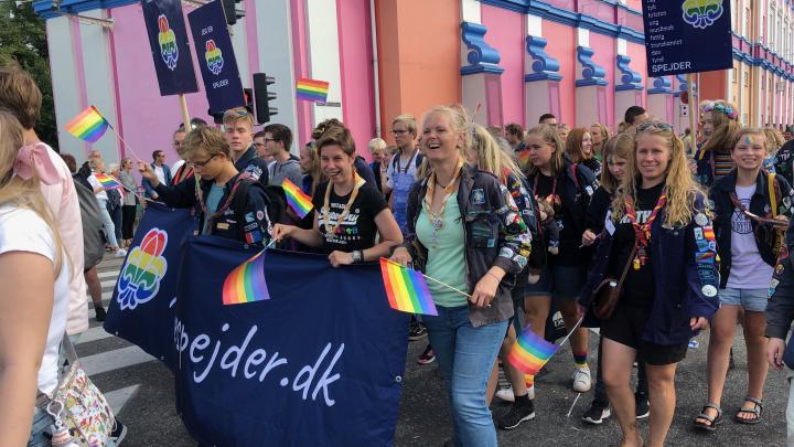 Regnbuespejdere til Pride-parade