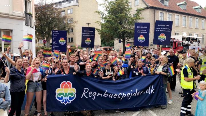 Regnbuespejdere til Pride Parade